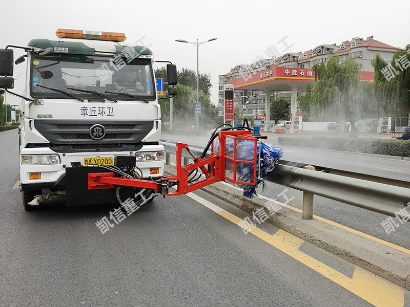 高速護(hù)欄清洗車(chē)